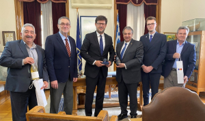 Μέλη του ΕΒΕΠ με τον Πρέσβη της Μολδαβίας