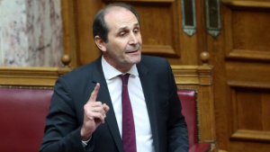 Βουλή: Αντιπαράθεση για φορολόγηση αναδρομικών των συνταξιούχων και ΛΑΡΚΟ