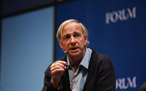 Ο Ρέι Ντάλιο έχει ποντάρει $5,7 δισ. στην πτώση των ευρωαγορών