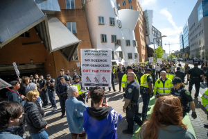 Η αστυνομία εισέβαλε στο ΜΙΤ και το Πανεπιστήμιο της Πενσιλβάνιας διαλύοντας τις συγκεντρώσεις των φιλοπαλαιστίνιων διαδηλωτών