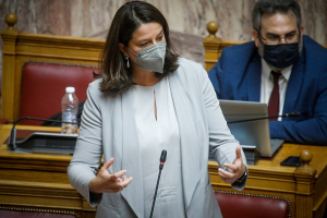 Νέα έκκληση της Ν. Κεραμέως προς την εκπαιδευτική κοινότητα για εμβολιασμό