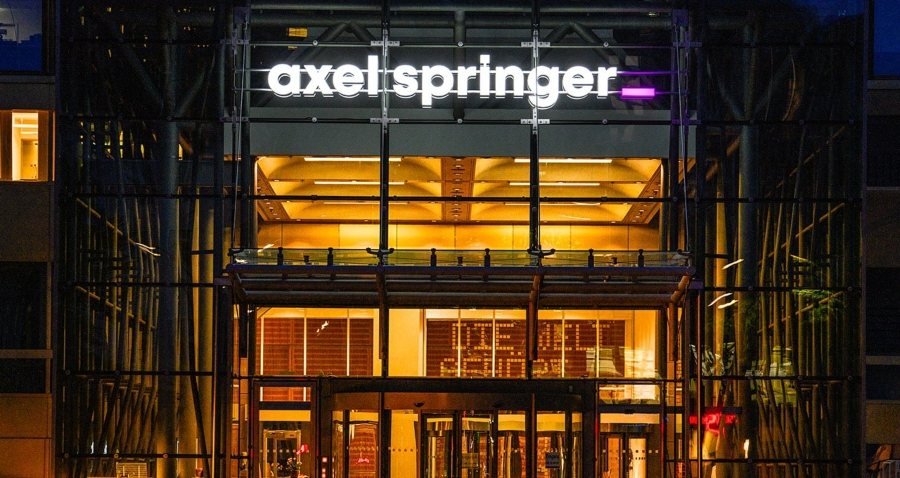 Axel Springer: Αγοράζει την βρετανική Telegraph σε deal 663 εκατ. ευρώ