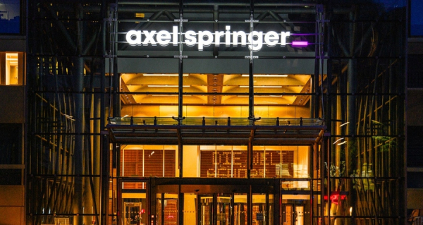 Axel Springer: Αγοράζει την βρετανική Telegraph σε deal 663 εκατ. ευρώ