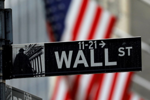 Wall Street: Νευρικότητα με το βλέμμα στο χρέος