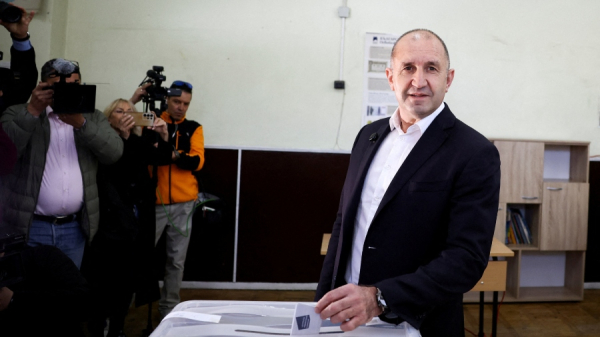 Βουλγαρία: Νίκη και αυτοδυναμία για τον φιλορώσο Ρούμεν Ράντεφ στις βουλευτικές εκλογές