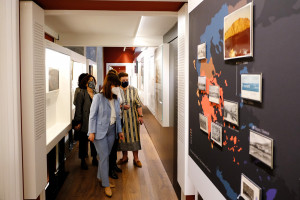 Επίσκεψη της ΠτΔ και της Υπ. Πολιτισμού στην έκθεση του Εθνικού Ιστορικού Μουσείου ΕΠΑΝΑCΥΣΤΑΣΗ ΄21