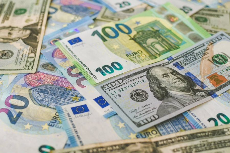 Το ευρώ υποχωρεί 0,06%, στα 1,1652 δολάρια
