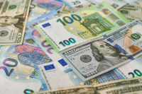 Το ευρώ υποχωρεί 0,06%, στα 1,1652 δολάρια