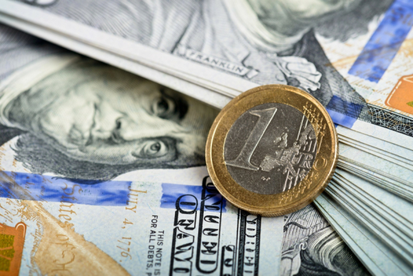 Το ευρώ υποχωρεί 0,09%, στα 1,1584 δολάρια