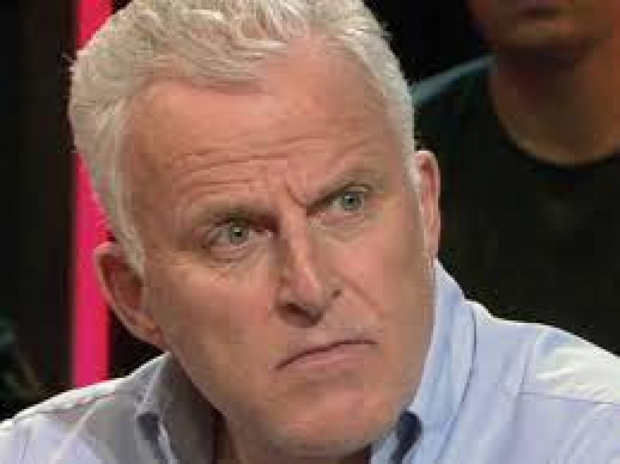 Μάχη για τη ζωή του δίνει διάσημος Ολλανδός δημοσιογράφος, ο οποίος τραυματίστηκε από σφαίρες στο Άμστερνταμ