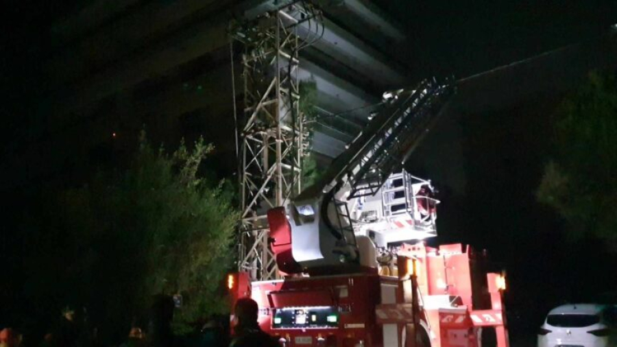 Άνδρας εντοπίστηκε νεκρός πάνω σε στύλο υψηλής τάσης στο Π.Φάληρο - Επιχείρησε να κλέψει χαλκό