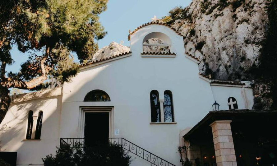 «Εξ οικείων τα βέλη» στους Αγίους Ισιδώρους στο Λυκαβηττό;