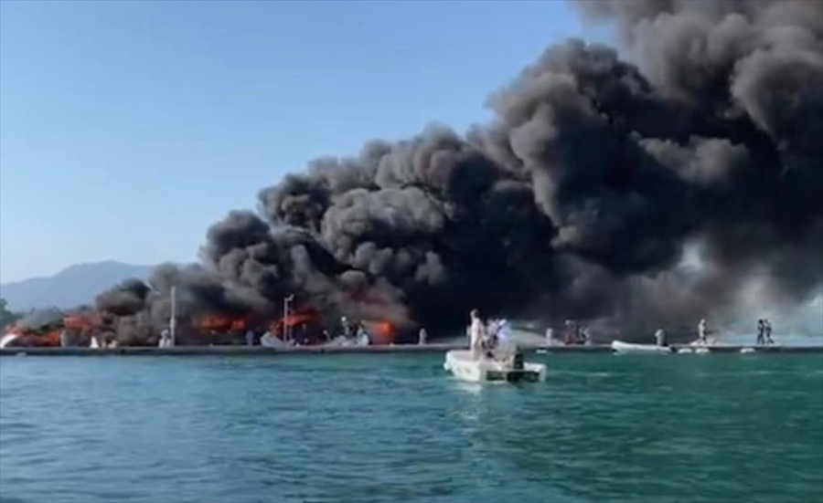 Καίγονται ιστιοπλοϊκά στη μαρίνα των Γουβιών στην Κέρκυρα