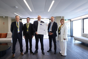 Η TÜV NORD Hellas απένειμε την πρώτη πιστοποίηση ISO/IEC 42001 στην Τράπεζα Πειραιώς