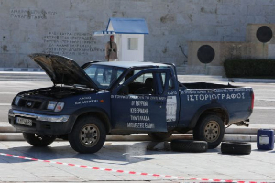 Στο ψυχιατρείο ο αγρότης που στάθμευσε το αγροτικό στον Άγνωστο Στρατιώτη