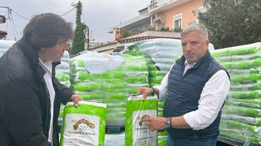 Ο Πατούλης μοιράζει λιπάσματα