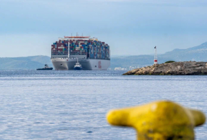 Μεγάλο πλοίο μεταφοράς containers υποδέχθηκε το λιμάνι του Πειραιά