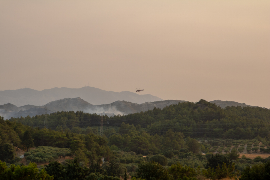 Ρόδος: Συνεχίζεται η μάχη για την κατάσβεση της πυρκαγιάς
