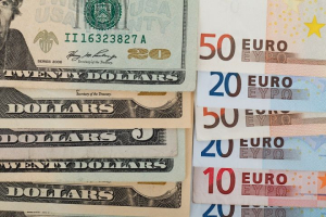 Συνάλλαγμα: Το ευρώ υποχωρεί 0,09%, στα 1,1667 δολάρια