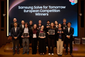Οι πέντε νικητές του διαγωνισμού Samsung Solve For Tomorrow Winners μαζί (από τα δεξιά ο Simon Sung, Πρόεδρος και CEO Samsung Electronics Ευρώπης και από τα αριστερά ο Louis Kim, Πρόεδρος της Samsung Electronics Ιταλίας, ο Daniel Park, Head of People Team Samsung Electronics Ευρώπης και ο Benjamin Braun, CMO Samsung Electronics Ευρώπης