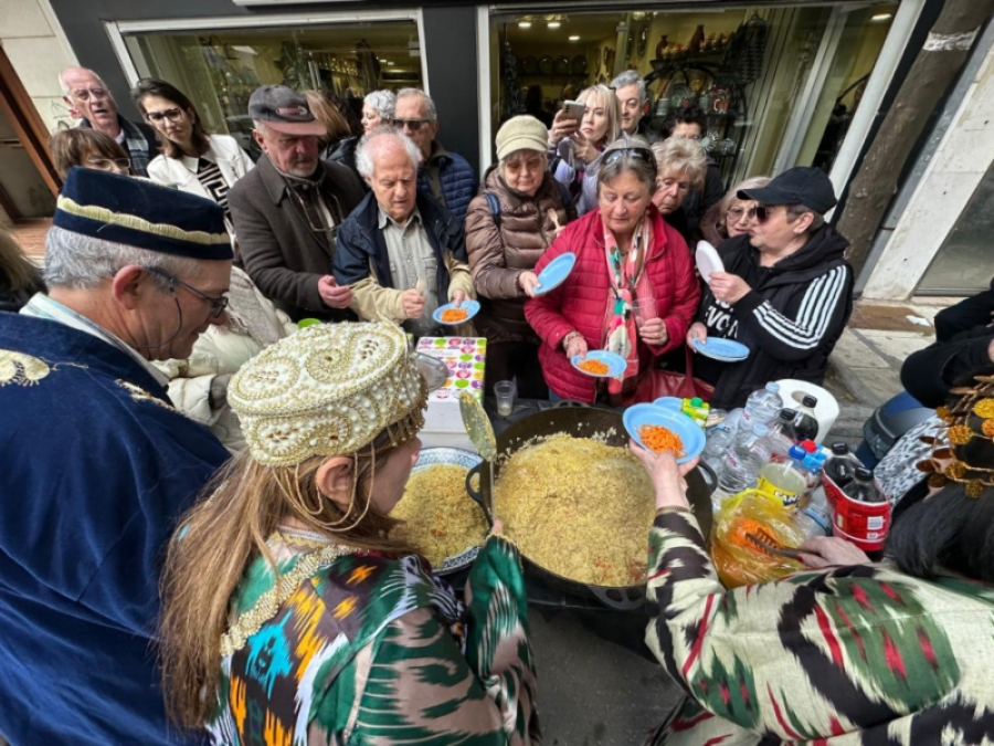 Οι καλεσμένοι έξω από το CRAFTENCE shop