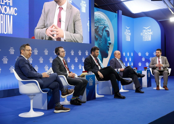 Από αριστερά: Χρήστος Νάσιος, Διευθυντής, Σιούφας και Συνεργάτες, Δικηγορική Εταιρεία - Euan Robertson, Partner, Banking Practice, Co-Head, Oliver Wyman, Greece - Θόδωρος Αθανασόπουλος, Διευθύνων Σύμβουλος,Cepal Hellas - Γεώργιος Ζαββός, Πρόεδρος του Δ.Σ, Ελληνική Αναπτυξιακής Τράπεζας - Δημήτρης Πεφάνης, Διευθυντής, CNN Greece