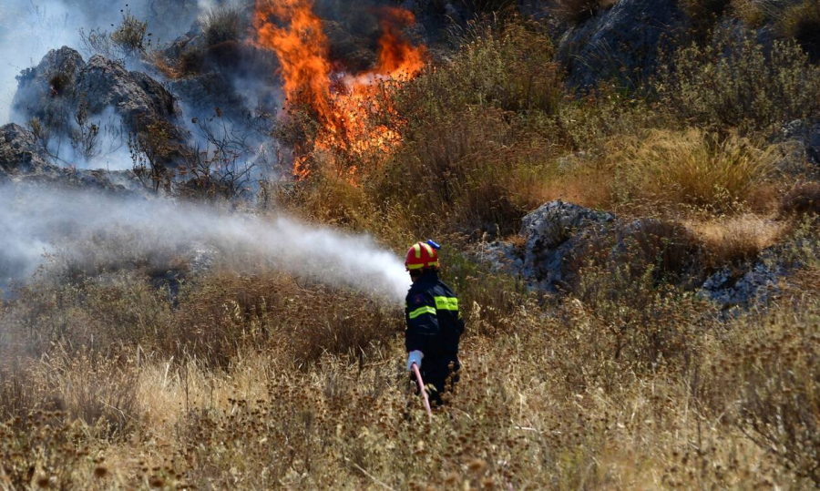 Πυρκαγιά στα Οινόφυτα - Καθυστερήσεις σε δρομολόγια της Hellenic Train