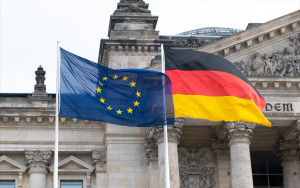 Η ΕΕ εξετάζει εάν θα κινήσει τη &quot;διαδικασία επί παραβάσει&quot; κατά της Γερμανίας για το πρόγραμμα αγοράς κρατικών ομολόγων από την ΕΚΤ
