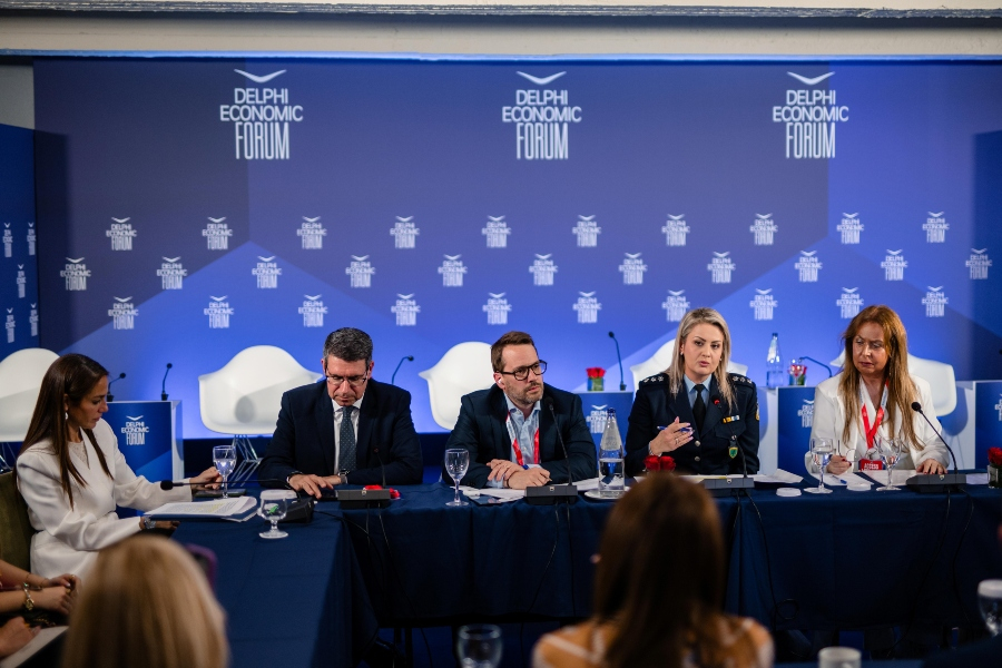 Aπό αριστερά προς τα δεξιά: Δόμνα Μιχαηλίδου, Υπουργός Κοινωνικής Συνοχής και Οικογένειας, Δημοσθένης Αναγνωστόπουλος, Γενικός Γραμματέας Πληροφοριακών Συστημάτων και Ψηφιακής Διακυβέρνησης, Thibault De Lary De Latour, Head of External Engagement Americas &amp; Europe της BAT, Κωνσταντίνα Δημογλίδου, εκπρόσωπος Τύπου της Ελληνικής Αστυνομίας, Φωτεινή Κουλούρη, Γενική Διευθύντρια Δημόσιας Υγείας και Ποιότητας Ζωής στο Υπουργείο Υγείας