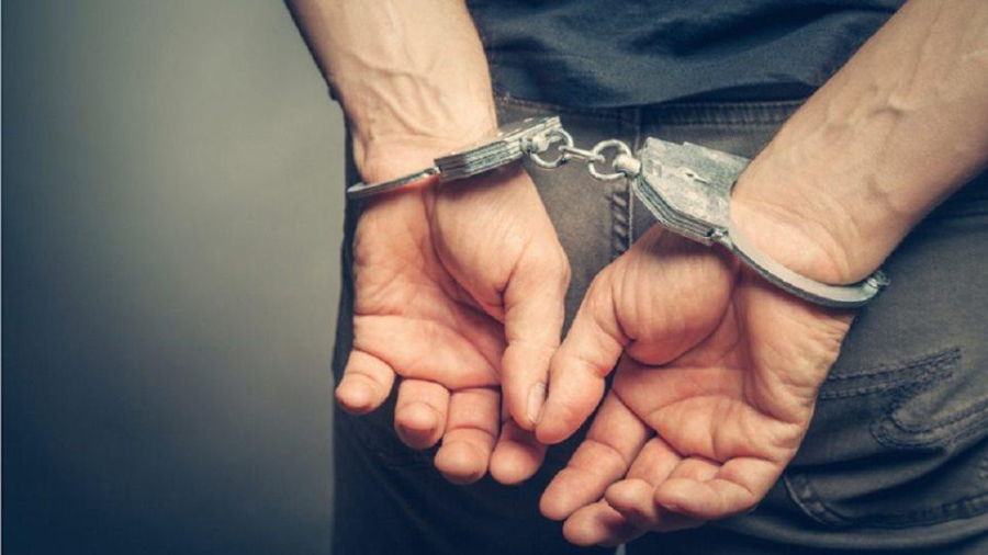 Συνελήφθη εφοριακός για παράνομες αναθέσεις αγοράς υλικού