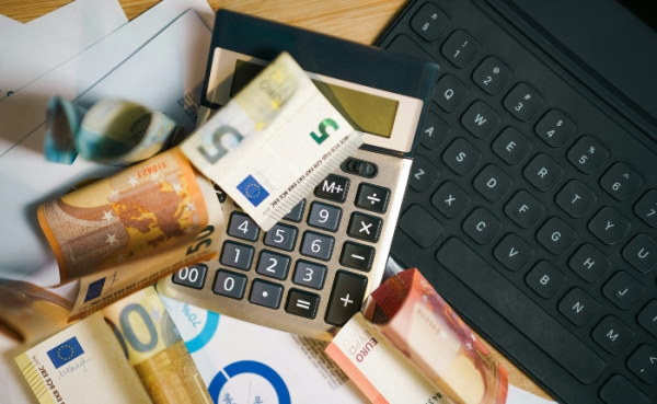 ΟΠΕΚΑ: Την Τετάρτη καταβάλλονται επιδόματα ύψους 182 εκατ. ευρώ σε 617.827 δικαιούχους