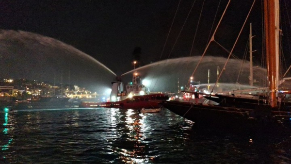 Μεγάλη πυρκαγιά στη Μαρίνα Ζέας - Τέσσερα σκάφη βυθίστηκαν