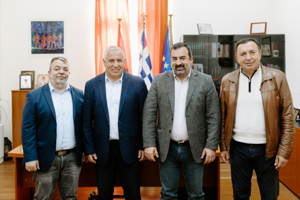 Δρ. Νίκος Σκόνδρας, Υπεύθυνος Διαχείρισης Προγραμμάτων του GWP-Med Παναγιώτης Ανδριόπουλος, Δήμαρχος Αιγιαλείας, Κοσμάς Σώτος, Διευθυντής του Εργοστασίου Φυσικού Μεταλλικού Νερού ΑΥΡΑ, Γιώργος Ντίνος, Πρόεδρος της ΔΕΥΑ Αιγιαλείας