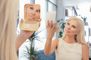 Όμιλος Estée Lauder: Η Ελένη Μενεγάκη backstage στην φωτογράφιση της καμπάνιας για τον Καρκίνο του Μαστού