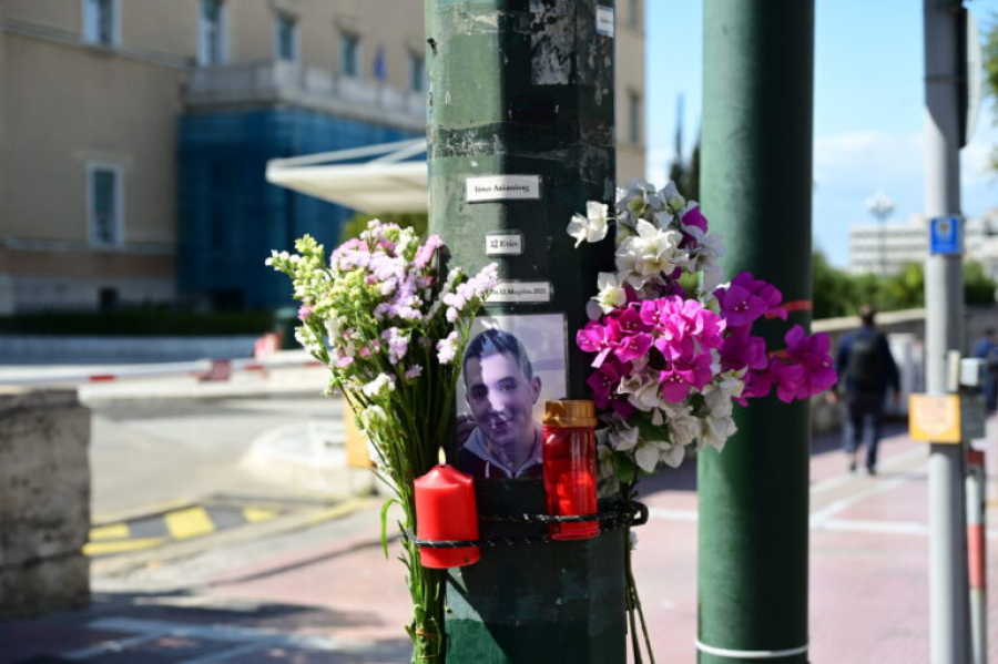 Τρία χρόνια με αναστολή η ποινή στον αστυνομικό για το θάνατο του Ιάσονα εξώ απο τη Βουλή