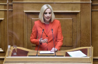 Γεννηματά: Η εργασία στο στόχαστρο της κυβέρνησης