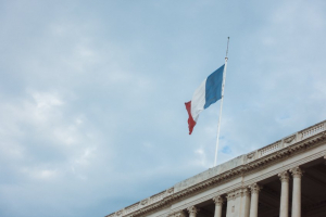 Γαλλία: Η κυβέρνηση ανακοίνωσε μέτρα στήριξης των πολιτών, 25 δισ. ευρώ
