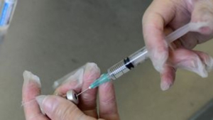 Ξεκινούν οι εμβολιασμοί με τα νέα επικαιροποιημένα εμβόλια