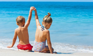 ΕΕΔΥ: Στο διάστημα 12:00-17:00 τα παιδιά πρέπει να αποφεύγουν την παραλία εν μέσω καύσωνα