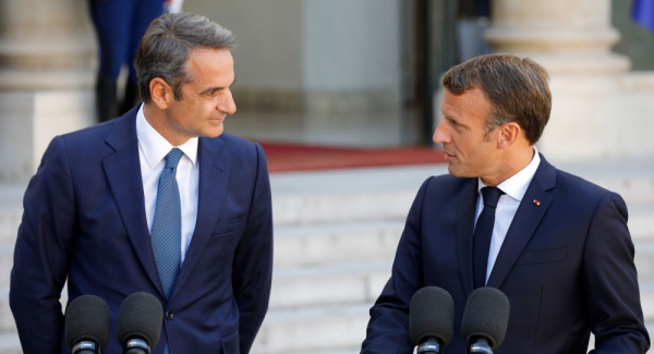 Μητσοτάκης και Μακρόν ανανεώνουν τους στενούς δεσμούς τους