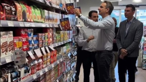 «Εφοδος» Μητσοτάκη σε σούπερ μάρκετ για τα ταμπελάκια της Μόνιμης Μείωσης Τιμής - «Θα αυξήσουμε το 5%»