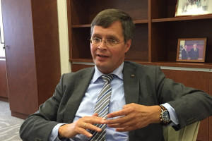 DEF - Γιαν Πέτερ Μπαλκενέντε: Εντυπωσιασμένος με τα σχέδια αειφορίας και βιώσιμης ανάπτυξης στην Ελλάδα