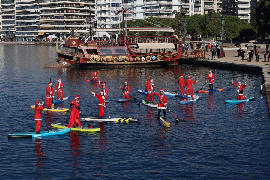 Θεσσαλονίκη: Ντυμένοι Άγιοι Βασίληδες διέσχισαν τον Θερμαϊκό κάνοντας SUP