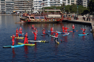 Θεσσαλονίκη: Ντυμένοι Άγιοι Βασίληδες διέσχισαν τον Θερμαϊκό κάνοντας SUP