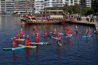 Θεσσαλονίκη: Ντυμένοι Άγιοι Βασίληδες διέσχισαν τον Θερμαϊκό κάνοντας SUP