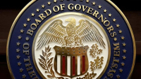 Fed: Αφησε αμετάβλητα τα επιτόκια - «Βλέπει» επιβράδυνση της ανάπτυξης