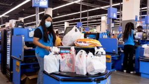 Walmart: Καταργεί 2.000 θέσεις εργασίας (Bloomberg)
