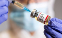 Reuters: Τα εμβόλια των Pfizer και Moderna μειώνουν τον κίνδυνο μόλυνσης κατά 90%
