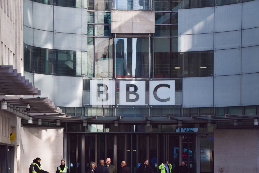 Κόβει 382 θέσεις εργασίας της διεθνούς υπηρεσίας το BBC