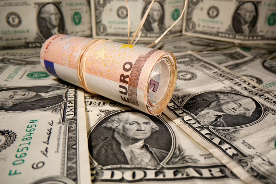 Το ευρώ υποχωρεί κατά 0,12%, στα 1,0873 δολάρια